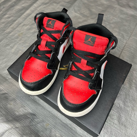 Jordan 1 Mid Toddler Shoe - Picture 2 of 5